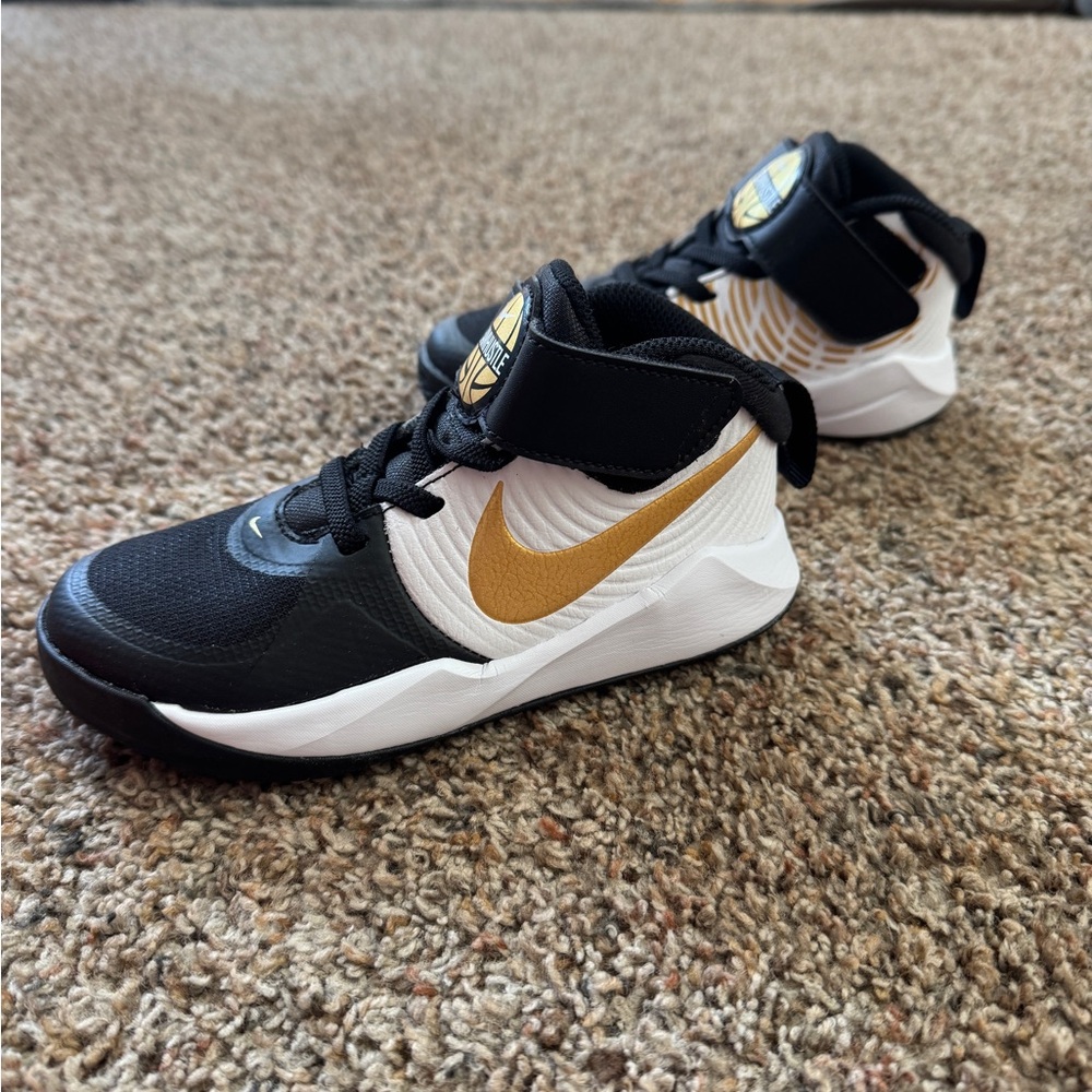 BRAND NEW Nike Kids Basketball Shoes 11c